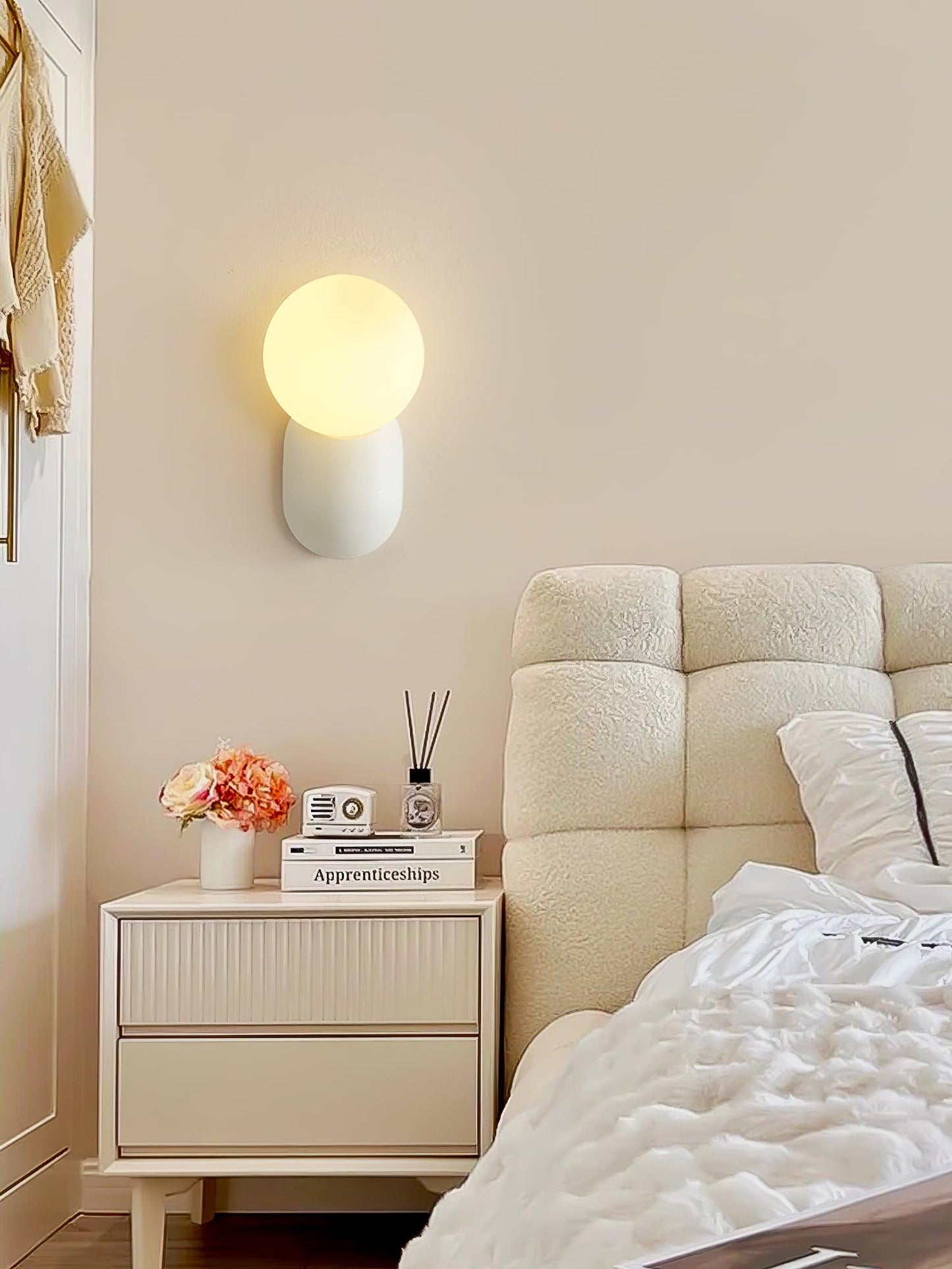 ChicGlow Resin Wall Lamp - Elegant LED Sconce