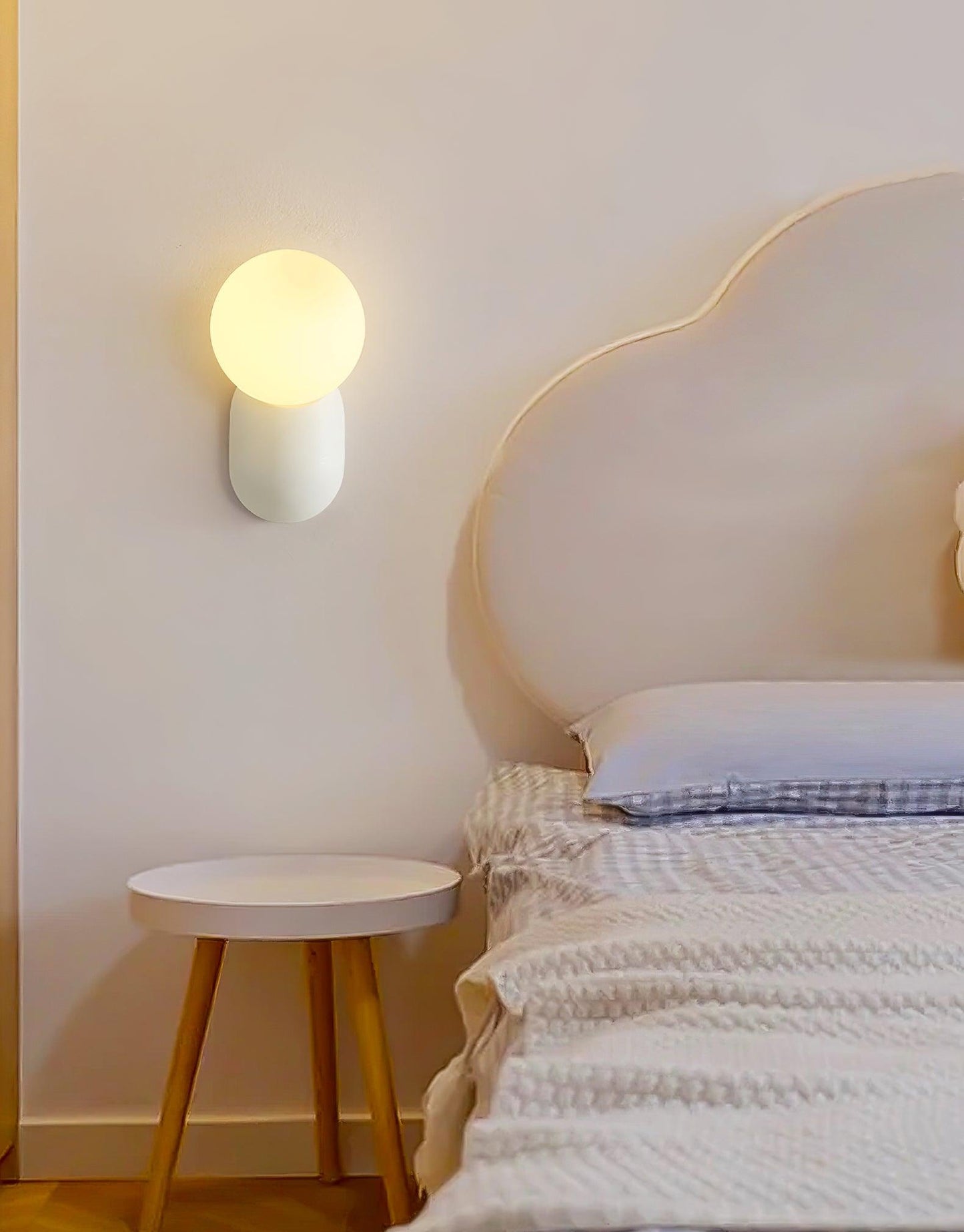 ChicGlow Resin Wall Lamp - Elegant LED Sconce