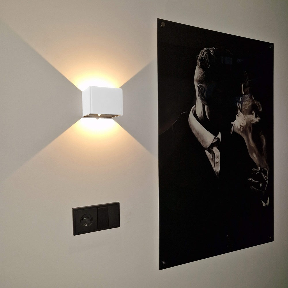 Elegant Aluminum Wireless Wall Light with Rechargeable Functionality for Modern Homes
