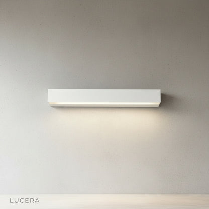 Goccia wall lamp with water-resistant casing detail, rain droplets on metal surface